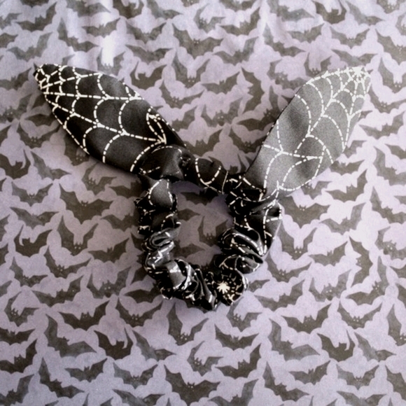 BAT AND SPIDERWEB BOW SCRUNCHIES 🕸️🕷️🦇 - Picture 3 of 4
